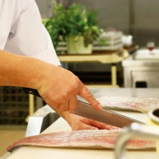 「寿司屋開業：生の魚介類や馬刺しを調理・提供するために必要な設備」