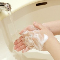 衛生管理の基本は手洗いから。作業場（厨房）へは従業者専用の手洗い設備を設置しましょう。